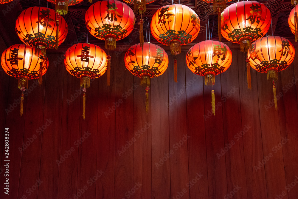 Obraz premium Beautiful traditional decoration of red lanterns background.