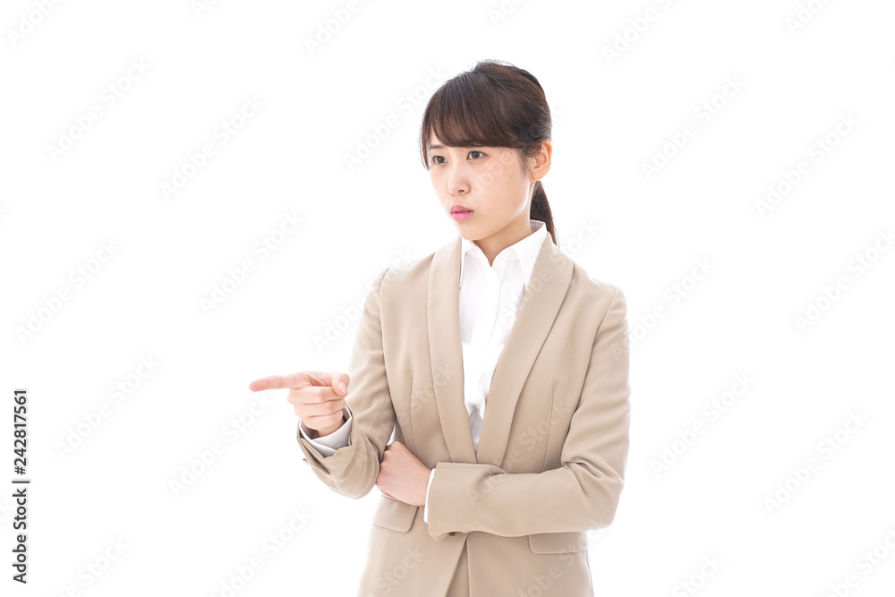 指摘をするビジネスウーマン
