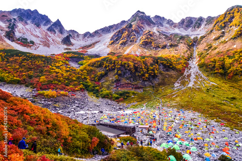 日本、北アルプス、穂高連峰、涸沢の紅葉、秋の絶景 © Beautiful Japan 90