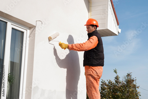 фотографія master paints the wall