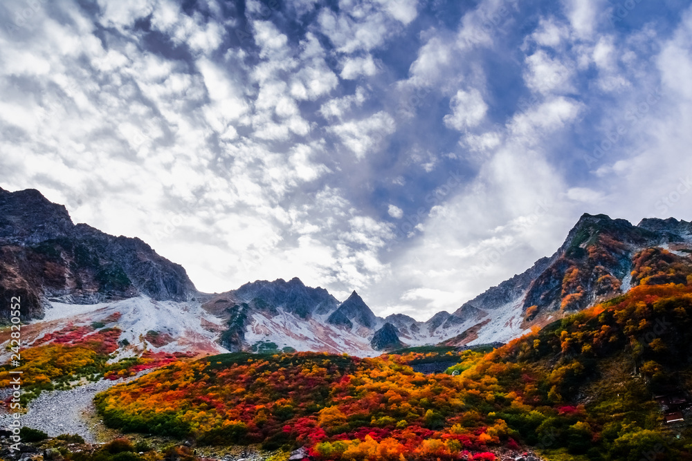 日本、北アルプス、穂高連峰、涸沢の紅葉、秋の絶景