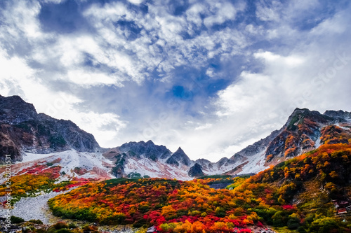 日本、北アルプス、穂高連峰、涸沢の紅葉、秋の絶景