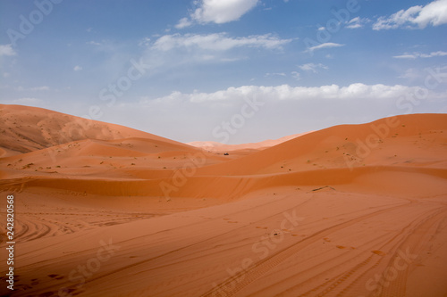 Paisaje del desierto de Marruecos con cielo nuboso