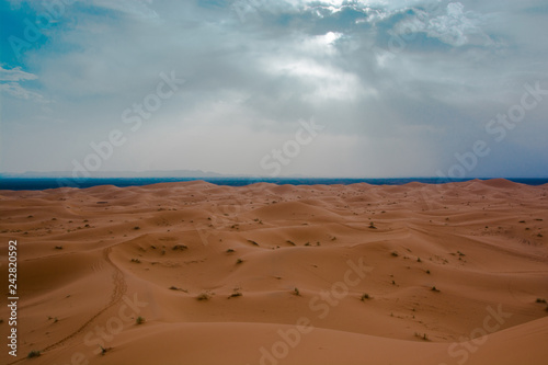 Paisaje del desierto con cielo azul y nubes  espacio para texto