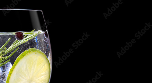 Foto Close up of gin tonic glass on black background