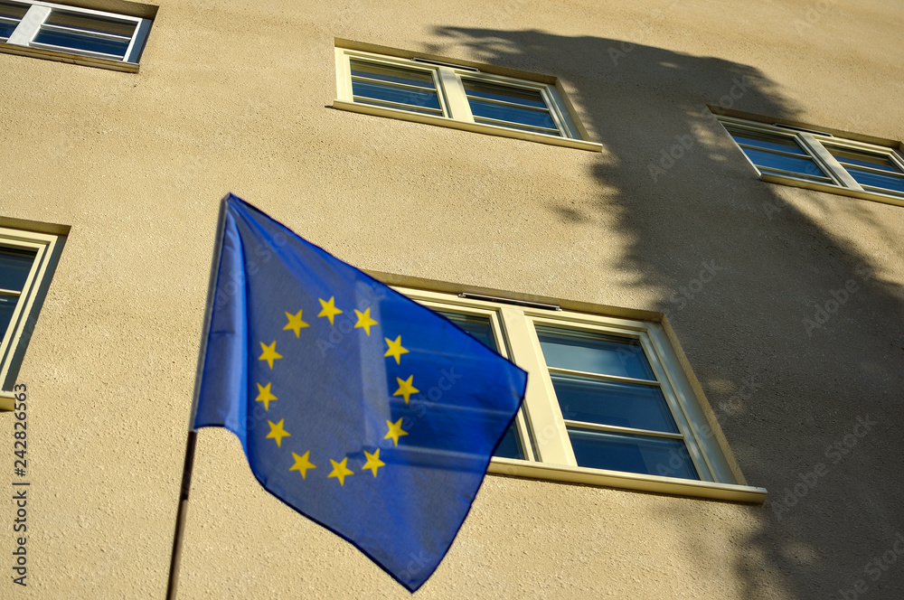 Flaga Unii Europejskiej na tle budynku - obrazy, fototapety, plakaty 