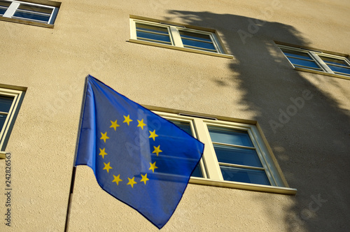 Flaga Unii Europejskiej na tle budynku