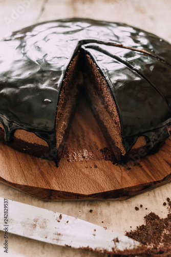 Шоколадный торт на столе