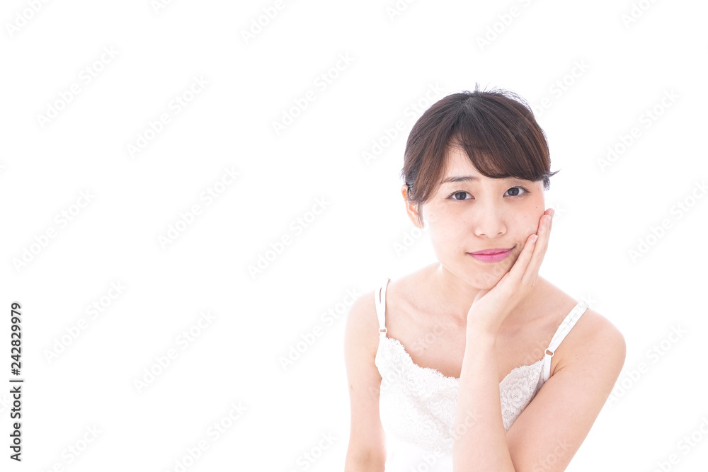 ビューティーケアをする若い女性 ビューティーケアをする若い女性