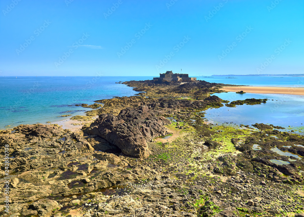 Vista Paisaje del Brazo de Costa de Roca y del Fuerte Nacional en la Ciudad de Saint Malo, Bretaña, Francia