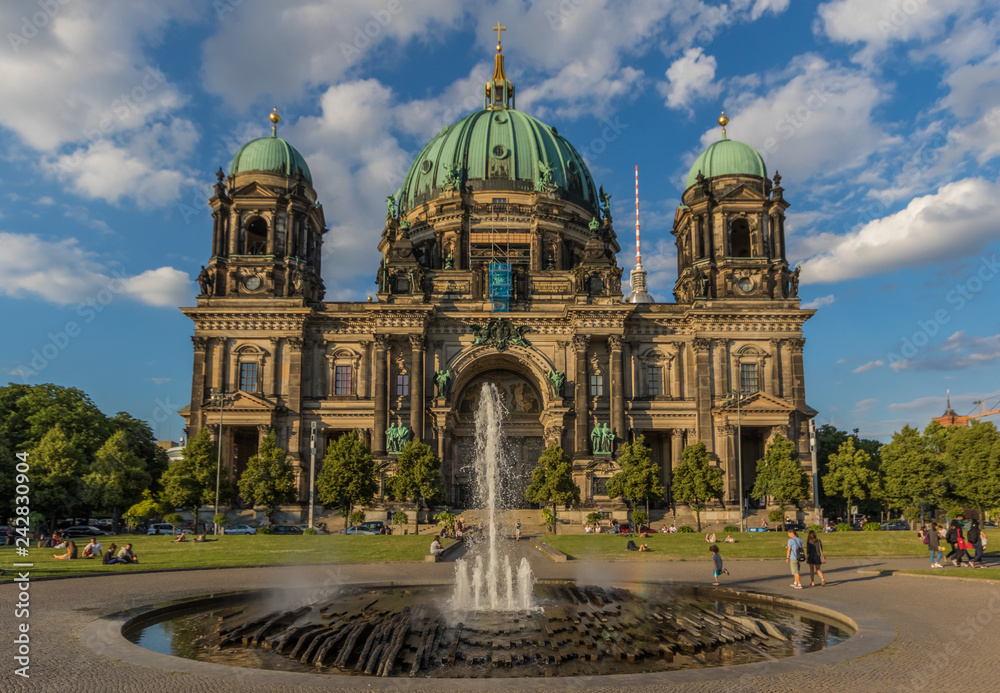 Obraz premium Berlin, Germany - completed in 1905 and built in a Historicist architecture style, the the Berlin Cathedral it's one of the main landmarks in the german capital