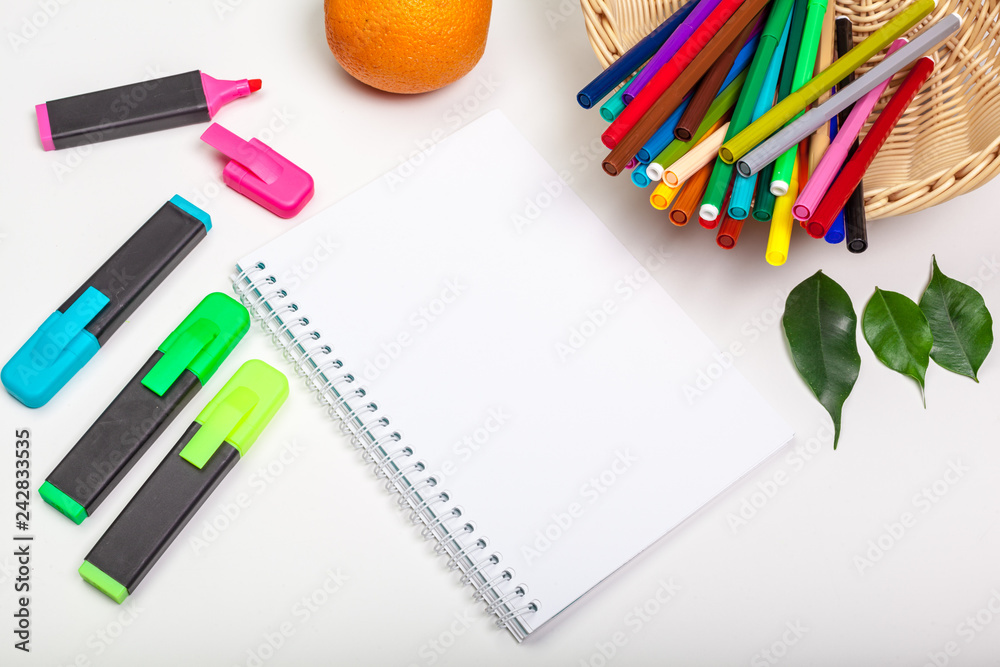 Naklejka premium paper and colorful felt tip pens on the white table
