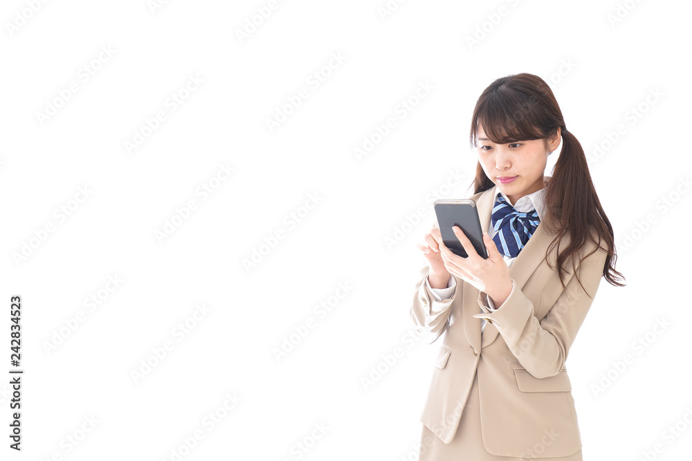 スマートフォンを使う制服姿の学生
