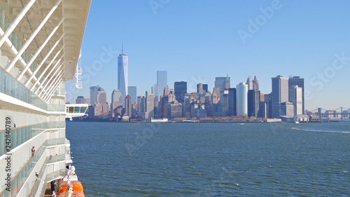 Kreuzfahrtschiff im Hafen von New York mit Skyline von Manhattan - Manhattan skyline from cruiseship cruise ship liner sailing into port of New York City photo