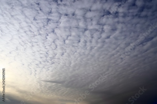 Foto Beautiful shot of alto cumulus clouds in a blue sky