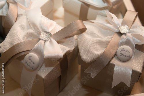 Bilde på lerret table with party favors and confetti for the wedding ceremony