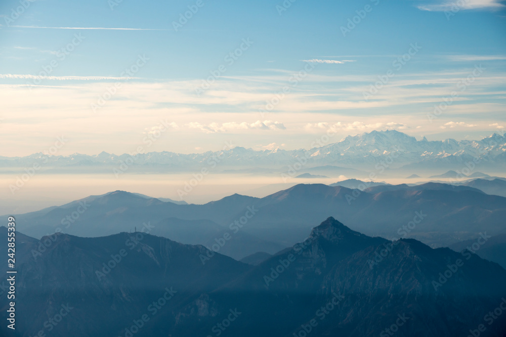 Obraz premium Panoramiczny widok Włoscy Alps z mgłą na Padana równinie, Monte Rosa w tle. Punkt widokowy ze szczytu Monte Resegone, Lombardia. Włoski krajobraz.