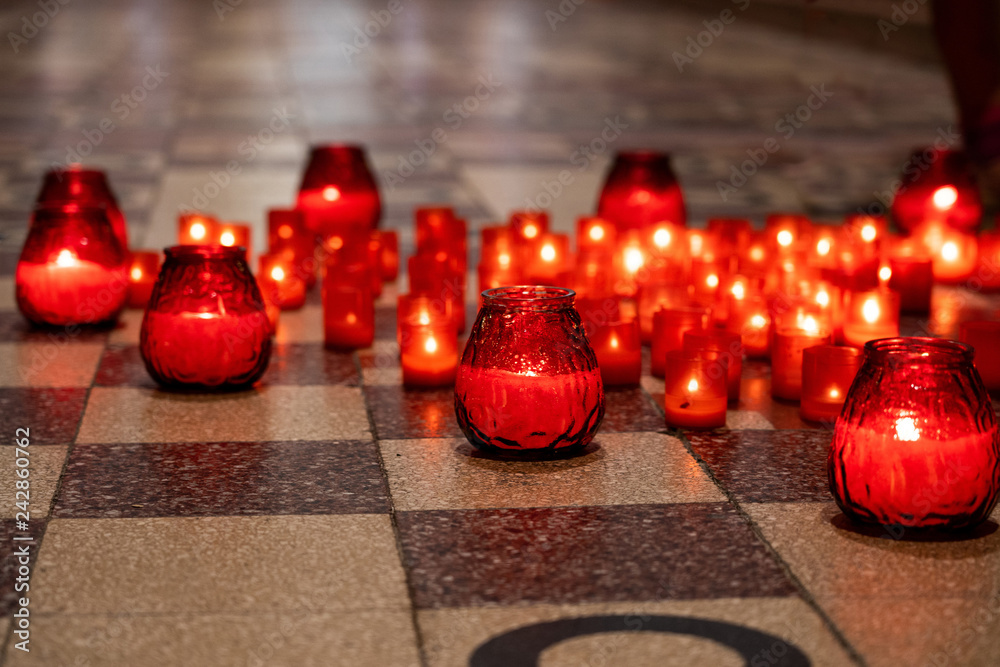 Obraz premium Candles on the floor in the church.