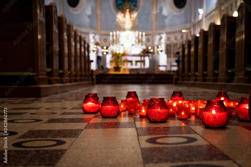 Obraz premium Candles on the floor in the church.