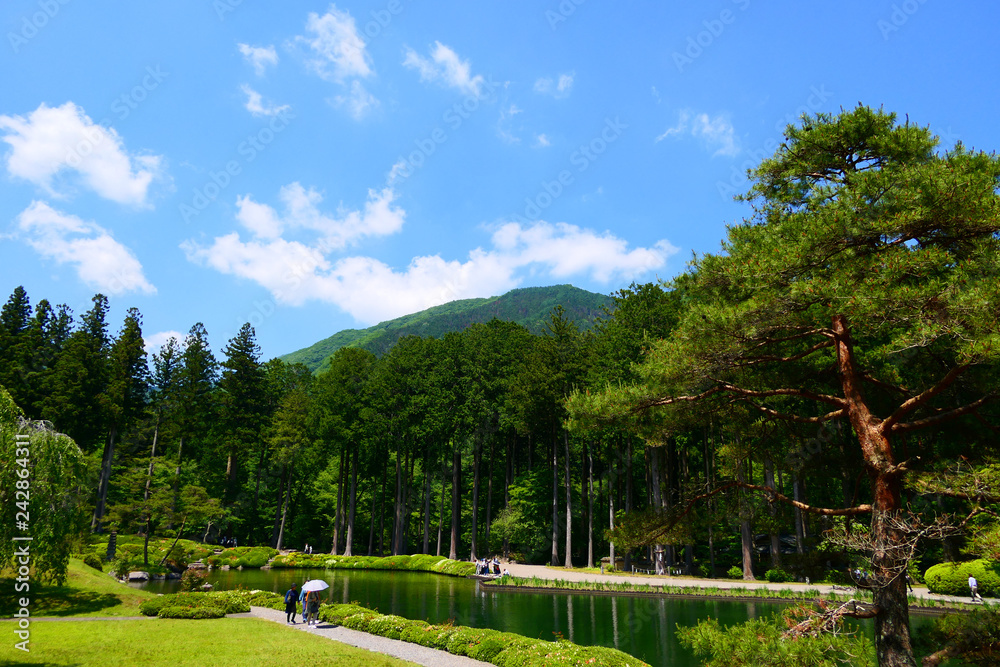 伝統的な日本庭園。初夏を迎えた山里。鹿沼　栃木　日本。６月初旬。