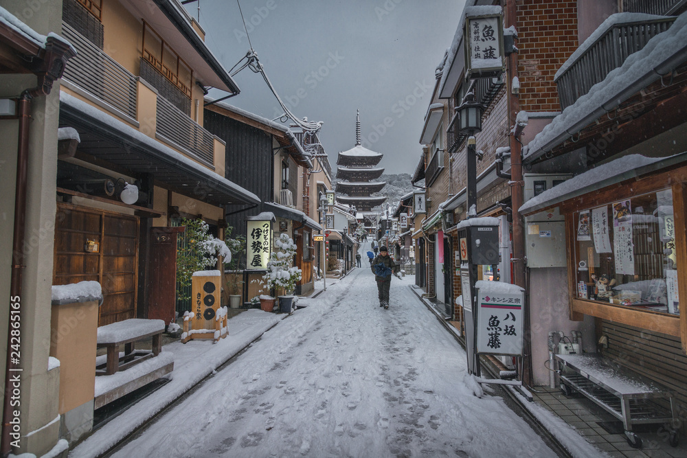 京都 八坂の塔　雪景色