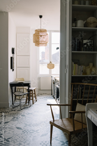 Intérieur cuisine avec table et chaises