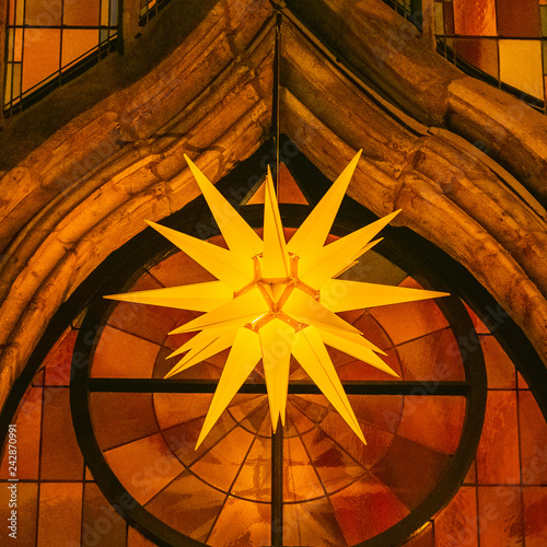 Herrnhuter Stern hängt im Advent an einer Kirche