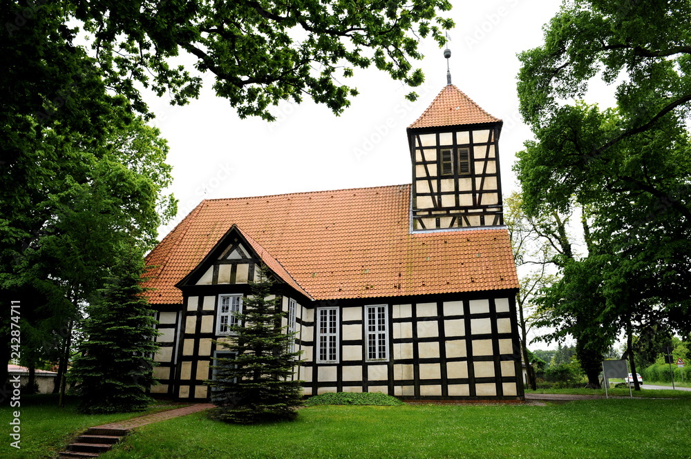 Fototapeta premium Fachwerkkirche in Luckow