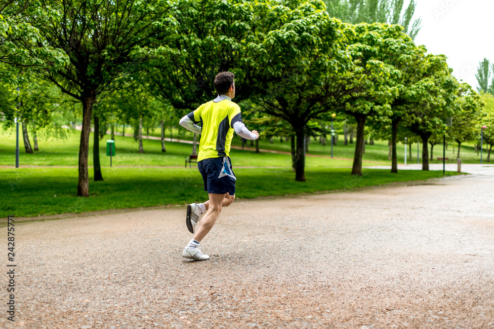 persona corriendo por el parque haciendo carrera continua y deporte Stock  Photo | Adobe Stock