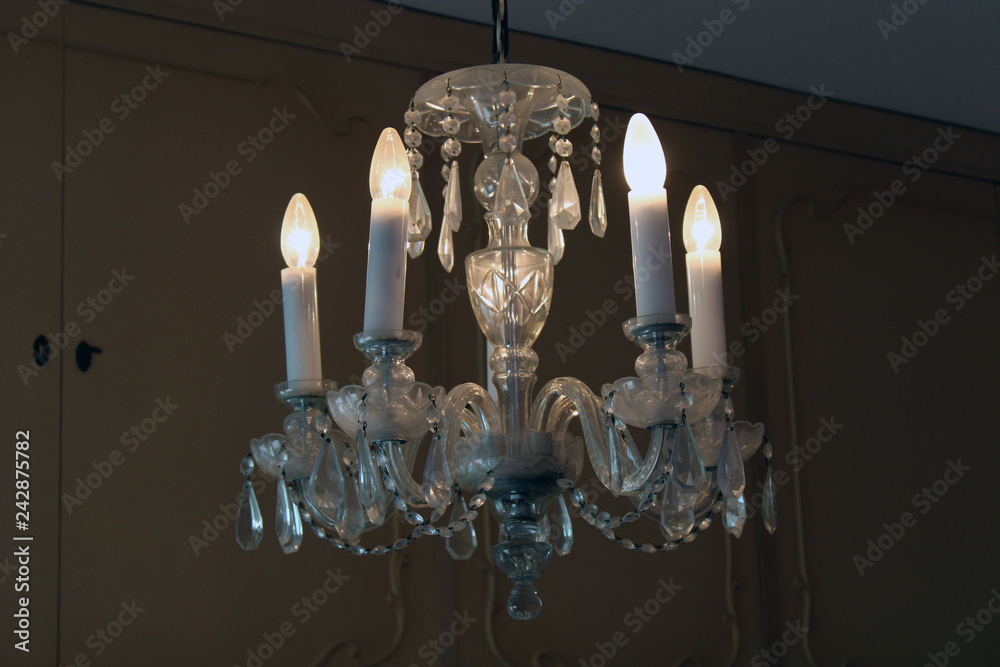 Lampadario di cristallo con gocce acceso Lampadario di cristallo con gocce acceso
