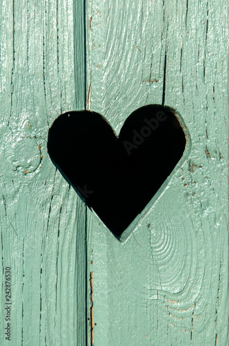 Herz in einer Holztür