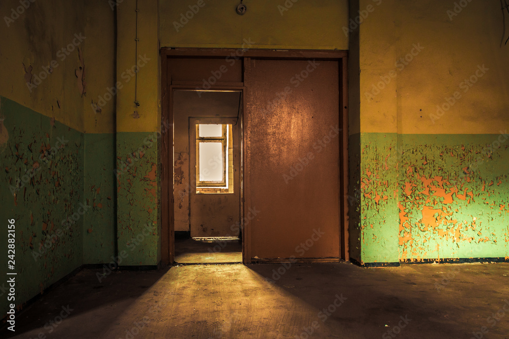 Obraz premium Dark interior inside abandoned old factory building 