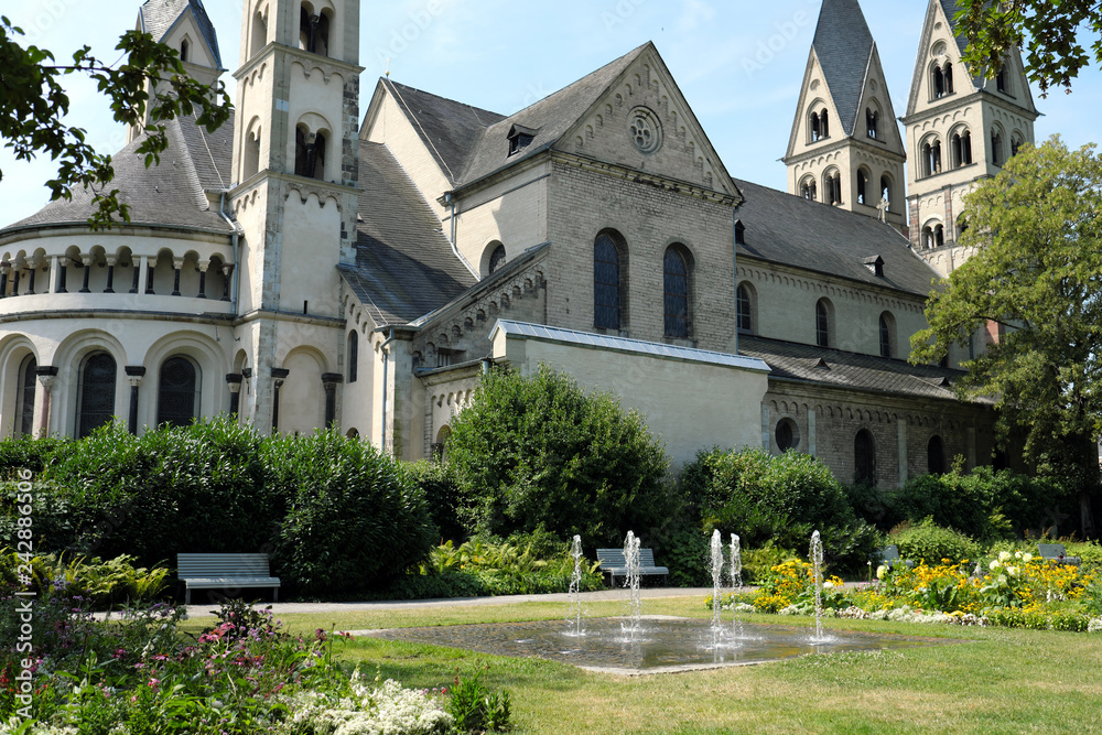 Koblenz Basilika St. Kastor und Blumenhof - Stockfoto