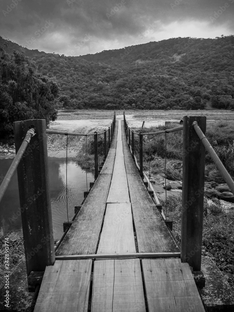 Obraz premium bridge over river with mountains in background