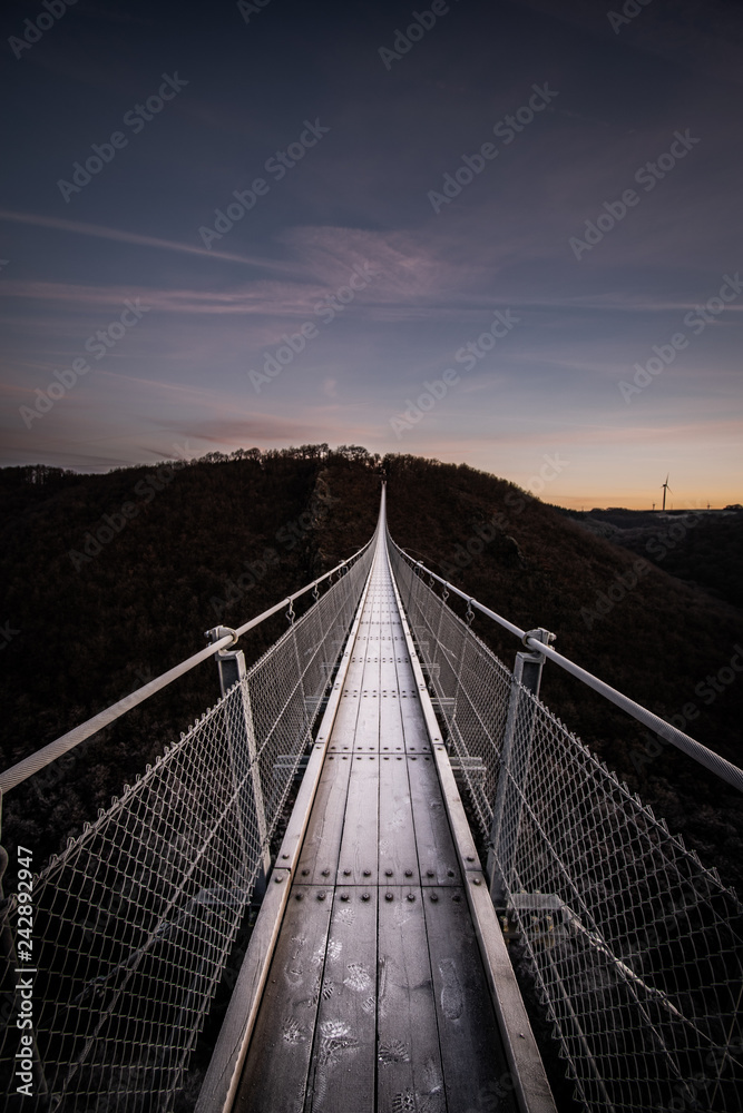 Obraz premium Hängeseilbrücke Deutschland Weg Sonnenaufgang Morgensonne Winter Kalt