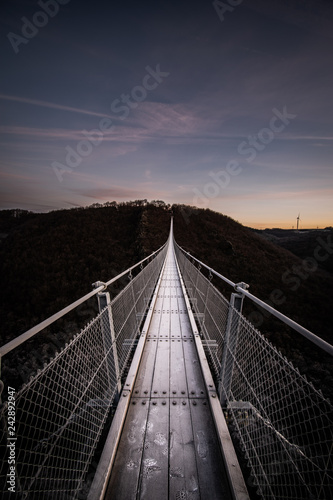 Hängeseilbrücke Deutschland Weg Sonnenaufgang Morgensonne Winter Kalt