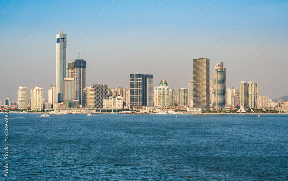 Fototapeta premium Panorama miasta Xiamen w Chinach od strony oceanu