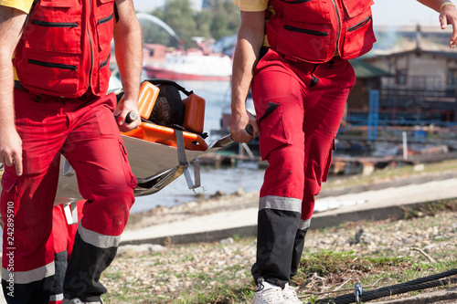 Foto Paramedics in a rescue operation after drowning