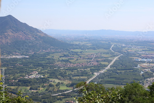vista dall'alto di una valle della pianura padana in Piemonte