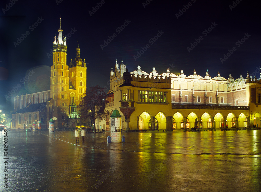 Obraz premium Main Market Square (Rynek Glowny) with St. Mary's (Mariacki) Churche at night, Poland, Krakow - September, 2008