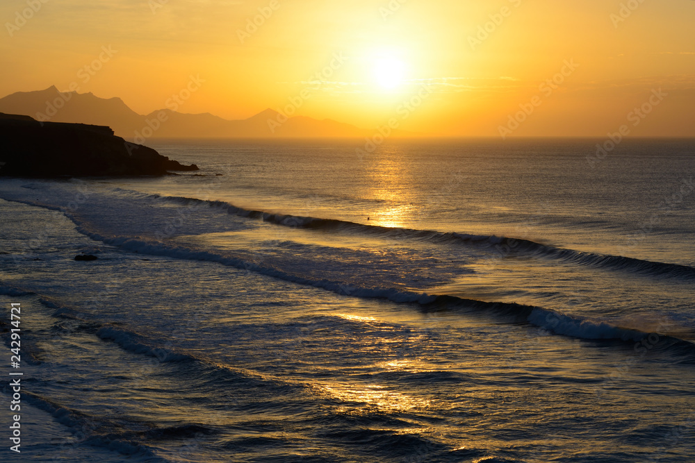 Obraz premium Beautiful sunset view with mountains in la pared on fuerteventura canary island in Spain 