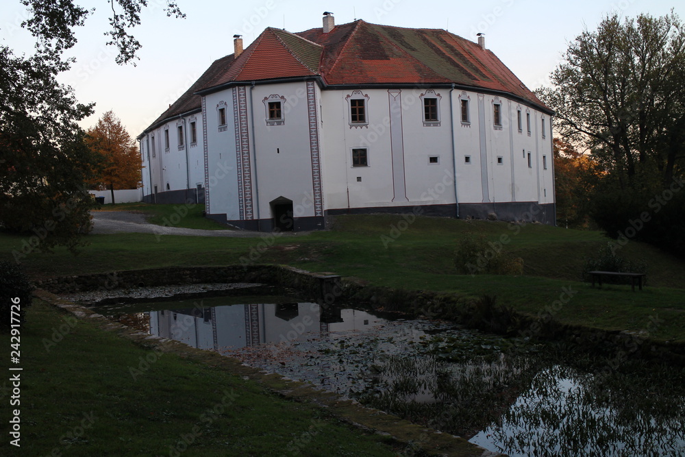 Obraz premium Small lake near baroque castle in Chanovice, South Bohemian region, Czech republic