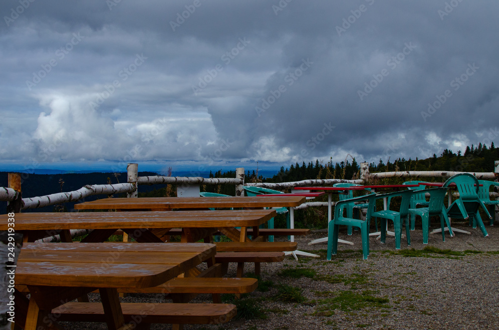 Terrasse mit Bänken und Stühlen Terrasse mit Bänken und Stühlen