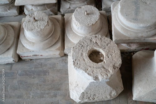 Obraz na płótnie broken clay pillar base w salonie