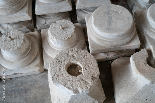 Obraz na płótnie broken clay pillar base w salonie