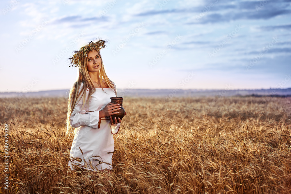 «Девушка, поле, самолеты» картина Ефимовой Ольги (холст, смешанная техника) — купить на венки-на-заказ.рф