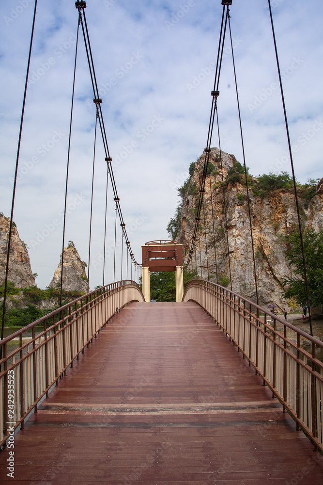 Obraz premium Sling bridge crossing lake in Hin Khao Ngu stone park, Thailand