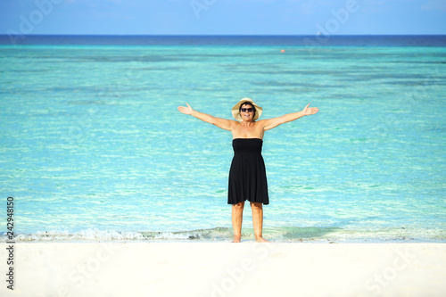 Seniorin genießt den Strandurlaub © Jenny Sturm