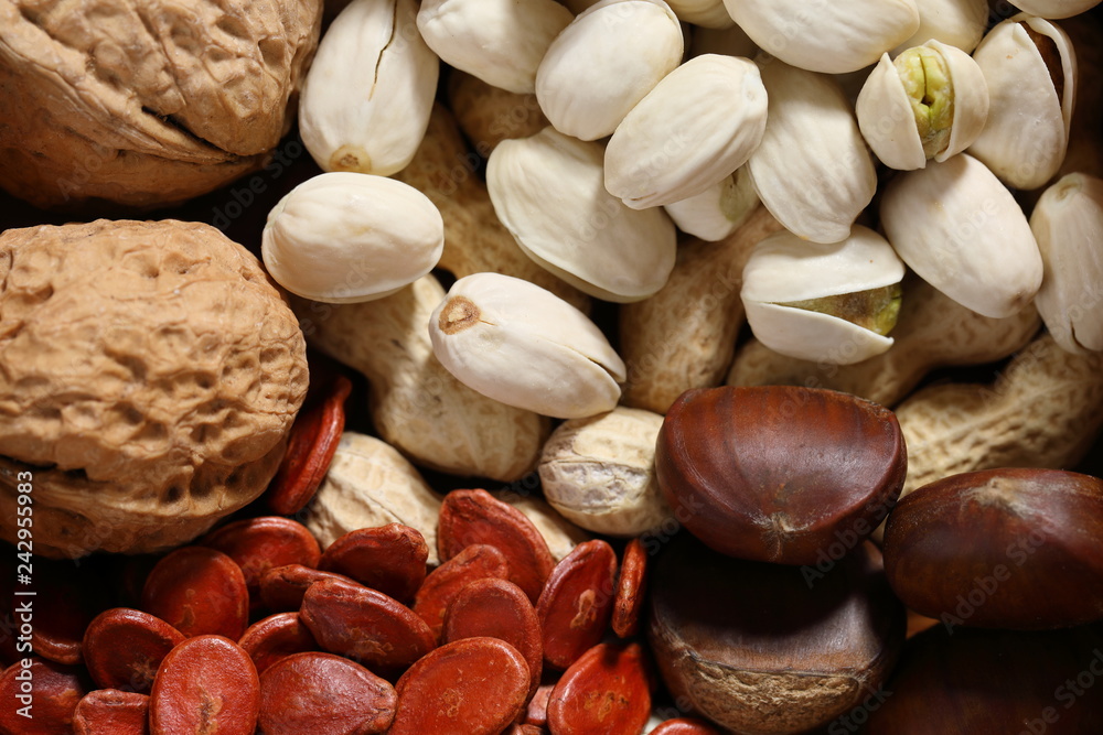 Obraz premium many nuts on the table