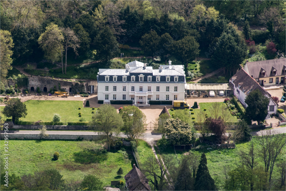 vue aérienne du château de Saint-Germain-sur-Avre dans l'Eure-et-Loir en France vue aérienne du château de Saint-Germain-sur-Avre dans l'Eure-et-Loir en France
